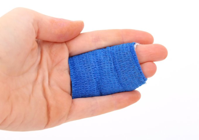 bandaż na palcach dłoni